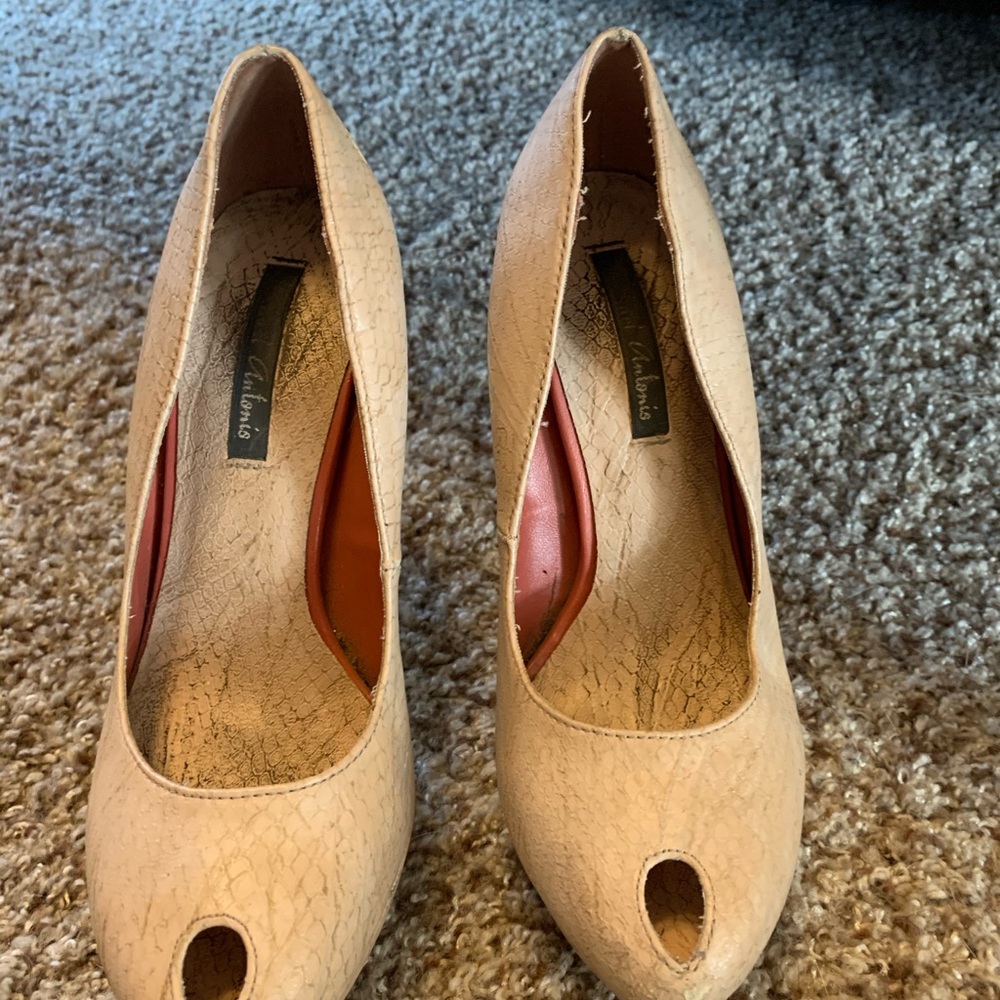 Peep toe pumps